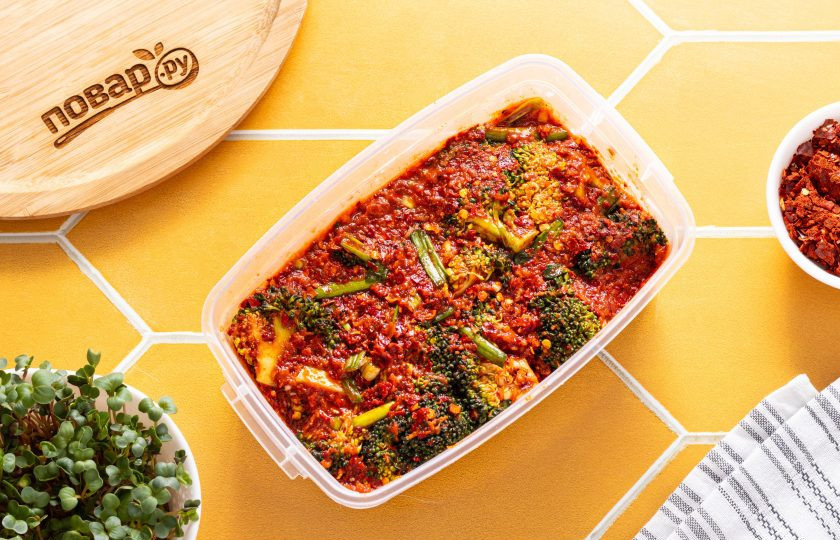 1. Этап. Кимчи из брокколи: Плотно уложите получившуюся смесь в пищевой контейнер или банку, закройте крышкой. Оставьте при комнатной температуре на 3 дня для ферментации. После уберите в холодильник для хранения.