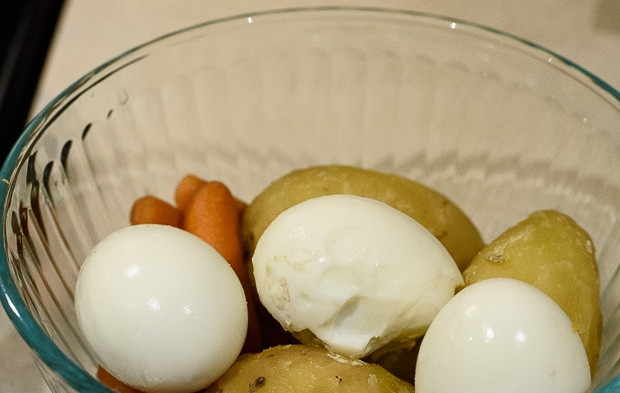 1. Этап. Столичный салат: 3. Остудите и очистите.