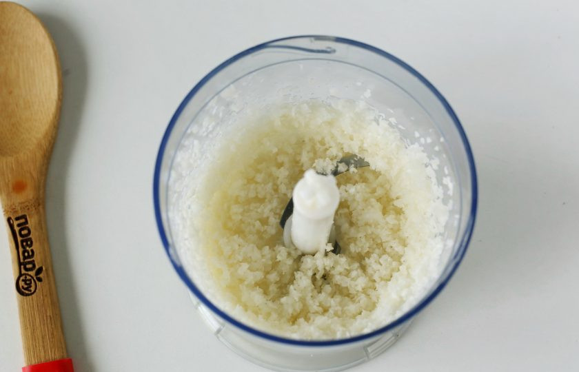 1. Этап. Ленивые голубцы с булгуром: Капусту мелко нарежьте или измельчите при помощи блендера.