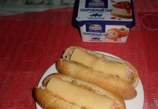 1. Этап. Хот-дог с колбасой и сыром: Хот-доги помещаем в микроволновую печь на 2-2,5 минуты при максимальной мощности.