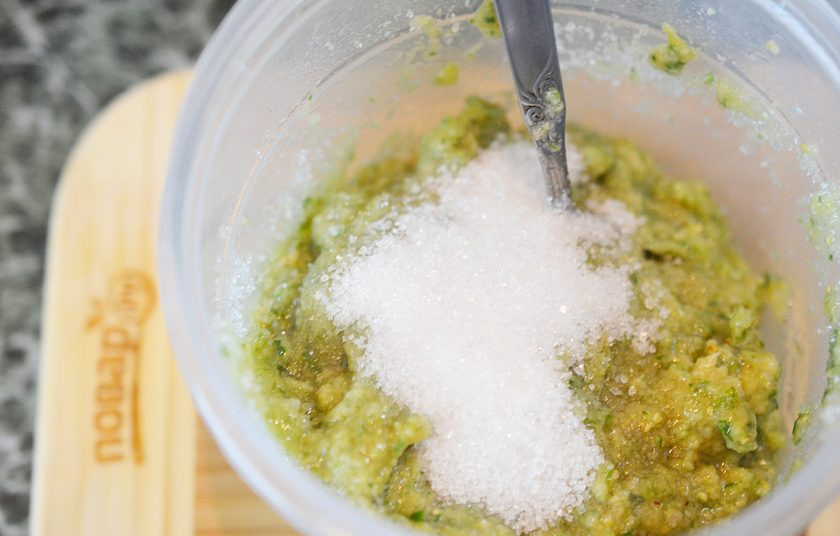 1. Этап. Варенье из фейхоа без варки: Добавьте сахар и хорошо перемешайте.