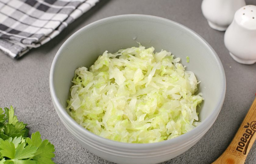 1. Этап. Оладьи для диабетиков: Дайте капусте немного остыть, затем слегка отожмите и переложите в глубокую миску.