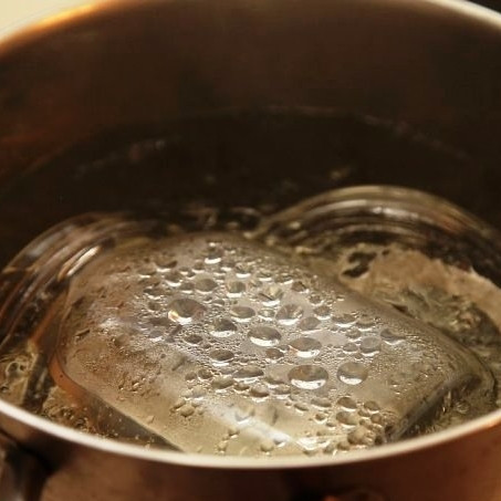 1. Этап. Маринованные сливы: Первым делом необходимо прокипятить банки, в которых впоследствии мы будем мариновать сливы. Прокипятим - и оставляем обсыхать.