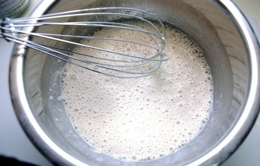 1. Этап. Солёные огурцы в кляре: 3. Затем добавьте сливки. Замешайте ингредиенты в единую консистенцию.