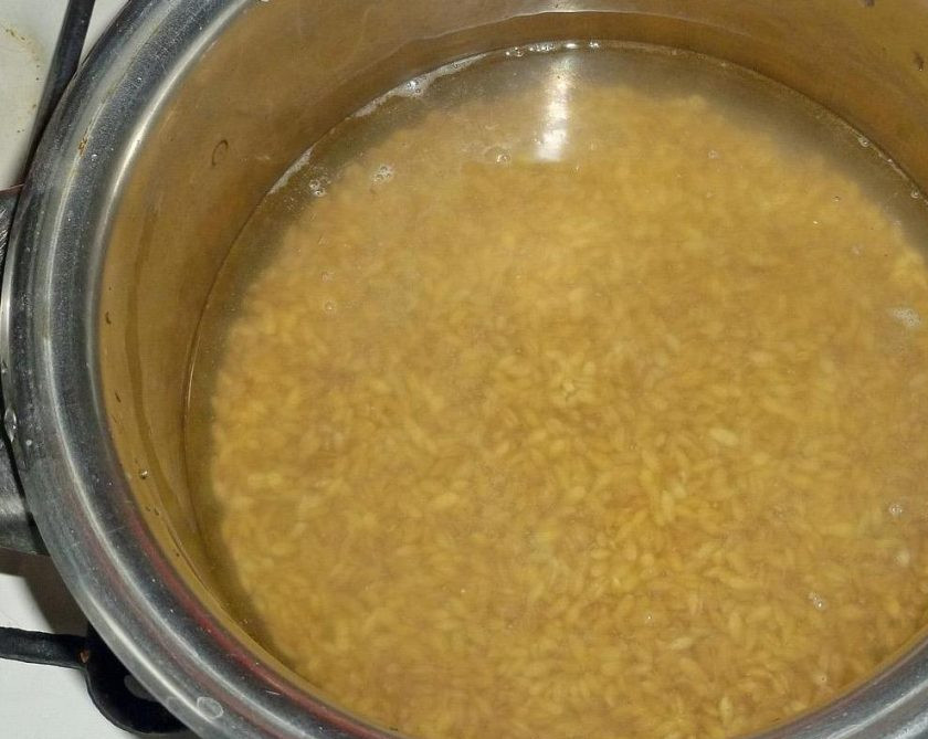 1. Этап. Перловка классическая: 1. Стакан перловой крупы заливаем двумя стаканами холодной воды. Затем ставим кастрюлю с крупой на огонь.