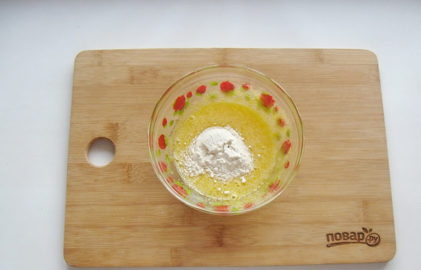 1. Этап. Заварной крем с орехами: Добавьте кукурузный крахмал.