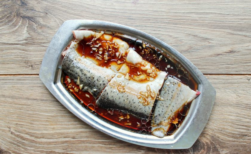 1. Этап. Форель в медово-соевом соусе: В форму для запекания налейте половину соуса и выложите филе форели кожей вниз. Залейте оставшимся маринадом. Оставьте на 15 минут, затем переверните рыбу и оставьте еще на 15 минут.