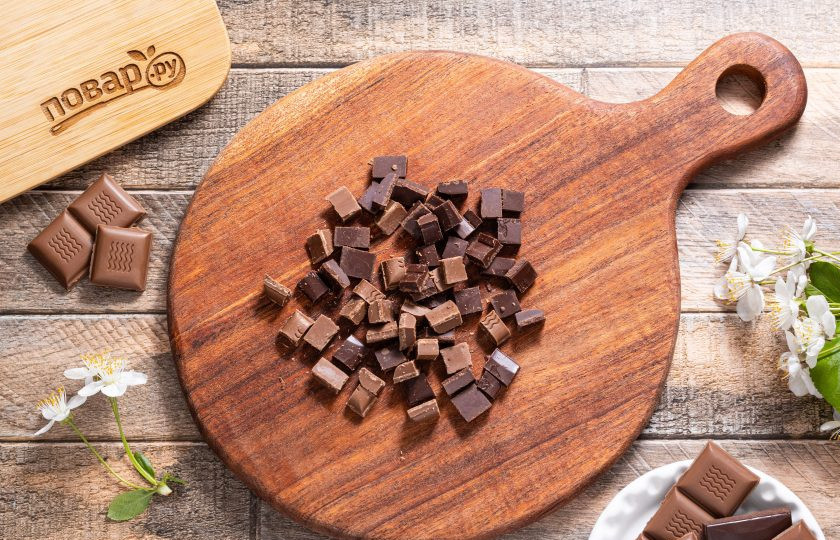 1. Этап. Горячий бельгийский шоколад: Крупно порубите ножом шоколад.