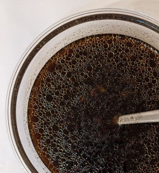 1. Этап. Куриные окорочка по-Гавайски: Приготовить маринад: смешать ананасовый консервированный сок (без сахара), соевый соус, кетчуп, добавить табаско, кунжутное масло, сахар и чеснок с имбирём. Размешивать до растворения сахара. Я не стала долго мешать, отлила немного сока в сахар и прогрела на 250 ватт 1 минуту в СВЧ.