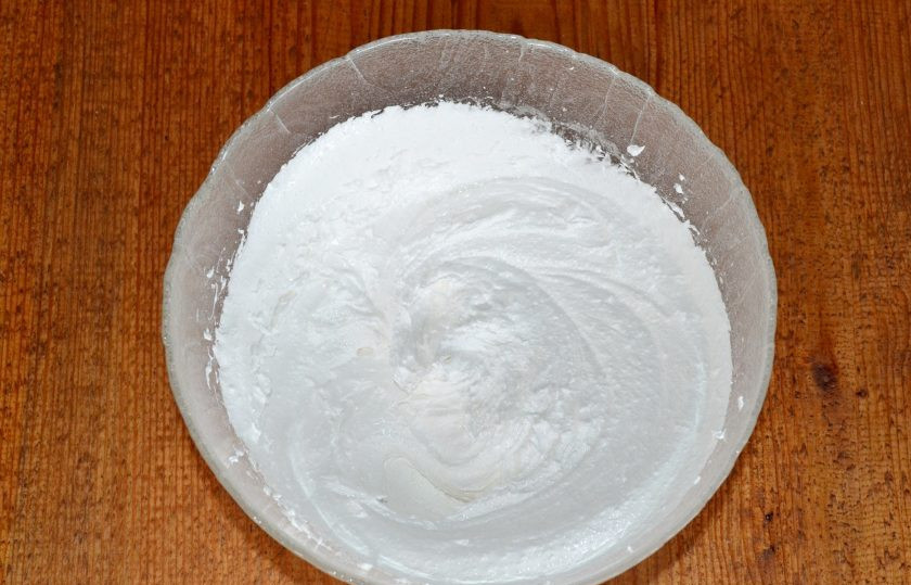 1. Этап. Торт Чебурашка: Взбейте до плотных пиков.