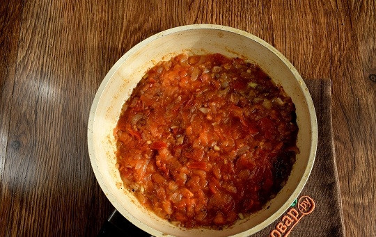 1. Этап. Шахи панир: Добавьте помидоры, порезанные на маленькие кубики. Протушите их (около 5 минут). Если помидоры дали много кислоты, добавьте по вкусу сахар.