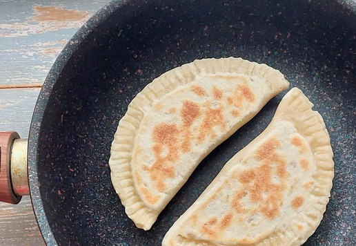 1. Этап. Кутабы с творогом и тунцом: На разогретой сухой сковороде обжарить с двух сторон кутабы до румяности. Я обжариваю под закрытой крышкой на среднем огне. Затем переложить кутабы на тарелку и смазать с двух сторон растопленным сливочным маслом с помощью силиконовой кисточки пока они горячие.