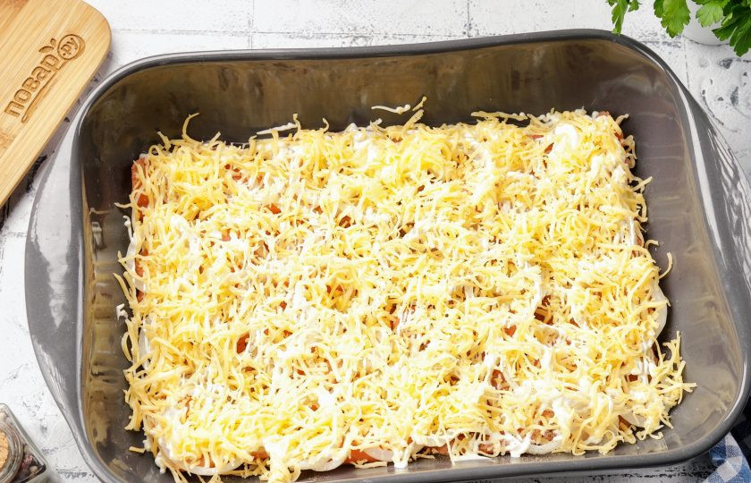 1. Этап. Форель под майонезом и сыром: Посыпьте сверху всё тёртым сыром и запекайте в духовке при температуре 180 градусов около 25 минут.