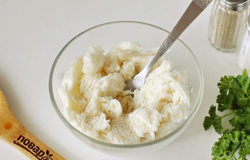 1. Этап. Рыбные котлеты в панировке: У хлеба срежьте корки и замочите его в молоке.