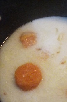 1. Этап. Суп-пюре из батата и черники: Влить в кастрюлю кокосовое молоко, бульон и добавить батат, крупную щепотку соли. Тушить под крышкой на маленьком огне 10 минут.