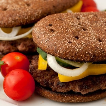 1. Этап. Домашний гамбургер с ржаным хлебом: Приятного аппетита! :)