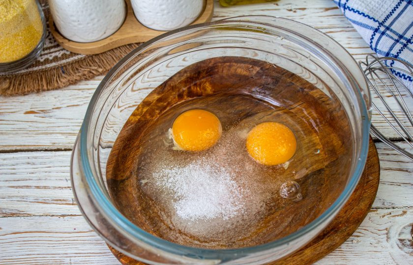 1. Этап. Кукурузный хлеб без глютена: Смешайте яйца с солью.