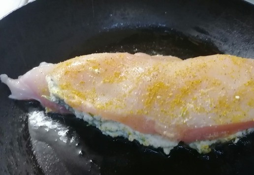 1. Этап. Куриные кармашки с необычной начинкой: Обжарить в сковороде по несколько минут с каждой стороны