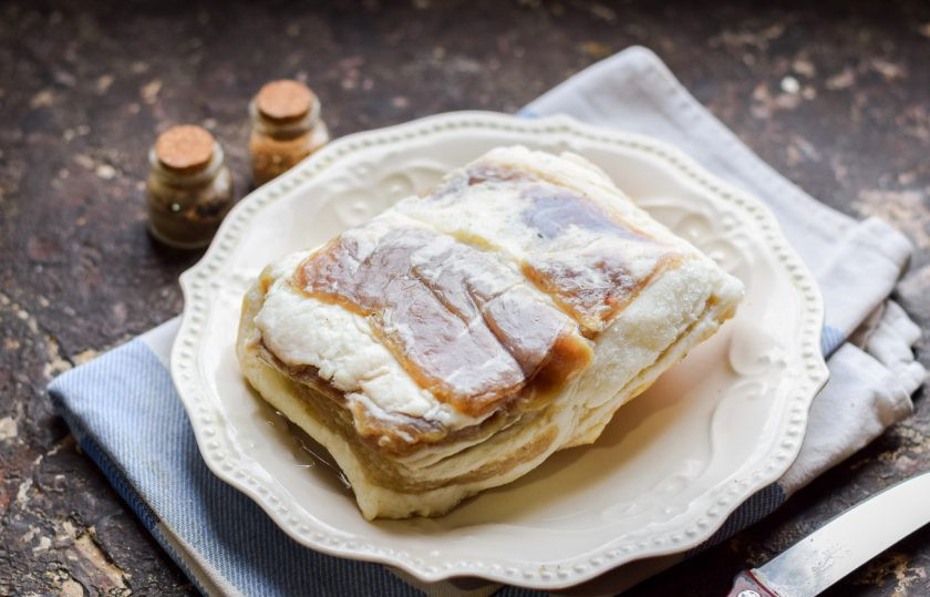 1. Этап. Сало засоленное: Подготовьте соль и хороший кусочек свежего сала.