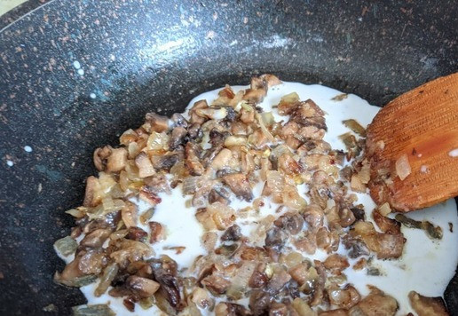 1. Этап. Гнёзда, фаршированные тунцом и шампиньонами: Добавляем вино (можете не добавлять), перемешиваем. Наливаем молоко, сливки, кладём соль, перец, перемешиваем.