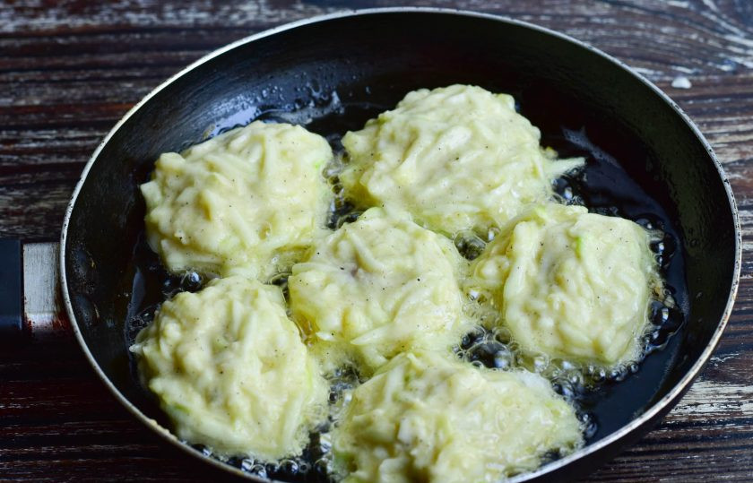 1. Этап. Колдуны из кабачков: Накройте фарш кабачковой массой.