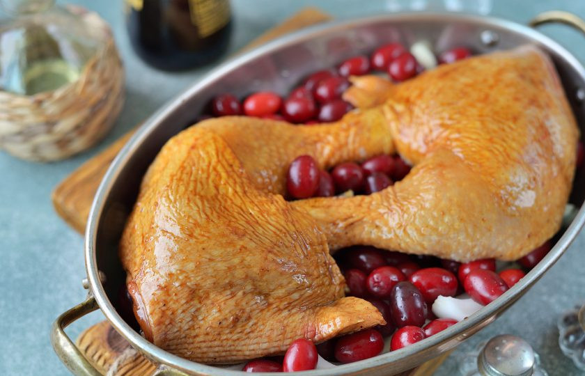 1. Этап. Курица с кизилом в духовке: Сверху на кизил выложите замаринованную курицу и отправьте в предварительно разогретую до 180 градусов духовку в режиме без конвекции.