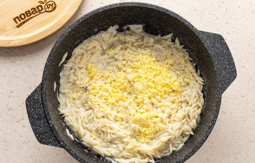 1. Этап. Паста Орзо в сливочном соусе: В конце добавьте тертый сыр и перемешайте.