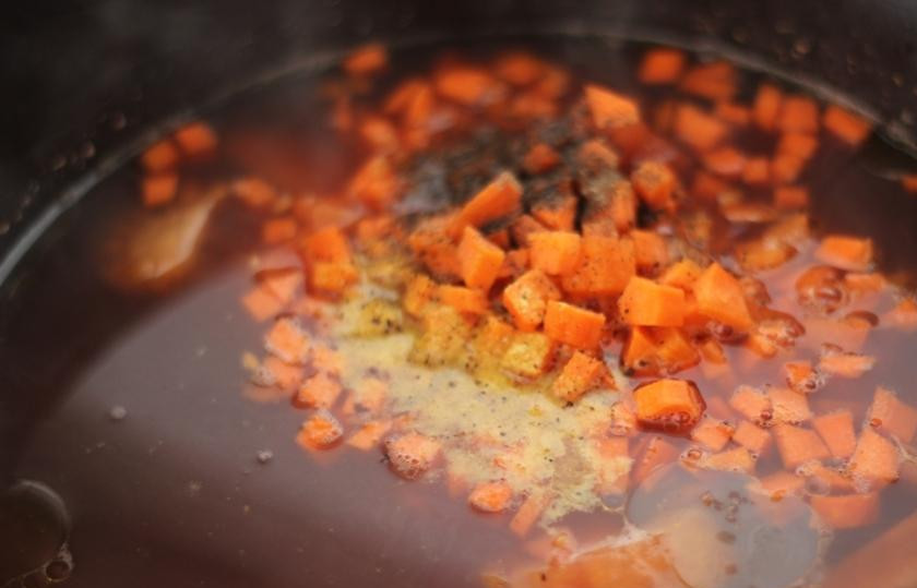 1. Этап. Фасулада: Пока вода только начинает закипать, с помидоров следует снять кожицу и нарезать кубиками. Морковь почистить и тоже нарезать кубиками, сельдерей нарубить. После того, как фасоль закипела добавить эти ингредиенты, а также оливковое масло, томатную пасту, сахар, перец. Соль и петрушку пока не добавлять. Затем на сильном огне довести содержимое кастрюли до кипения и сбавить до слабого огня. Плотно закрыть крышкой и варить так около часа, пока фасоль не станет совсем мягкой.