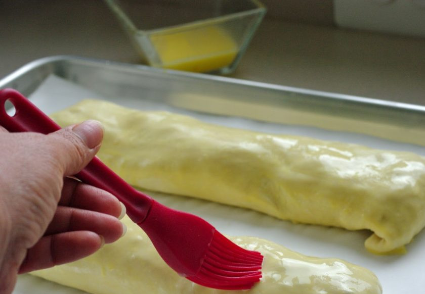 1. Этап. Штрудель с яблоками: Разогрейте духовку до 190 градусов. Взбейте яйцо (можете добавить столовую ложку воды) и смажьте им штрудель.