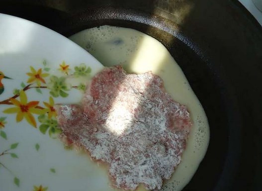 1. Этап. Яичный рулет с фаршем: На разогретую сковородку выливаем яйцо, мясо придерживаем. Мясо должно быть по середине на яйце. Жарим с двух сторон. И так все рулеты.