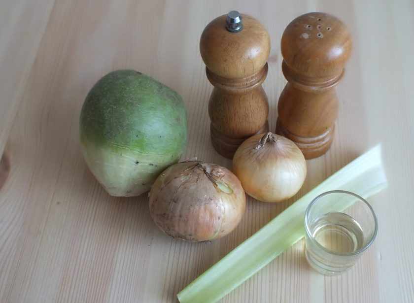 1. Этап. Салат с редькой и луком: Подготовьте необходимые ингредиенты. Овощи помойте и почистите.