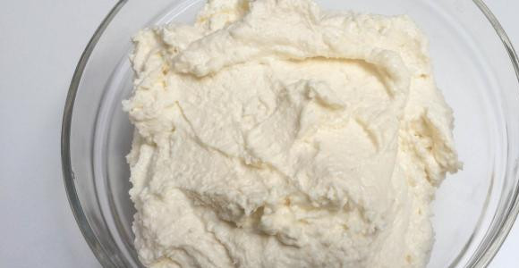 1. Этап. Печенье с творожной начинкой: Смешайте творог, сливочный сыр, яйцо и сахар.