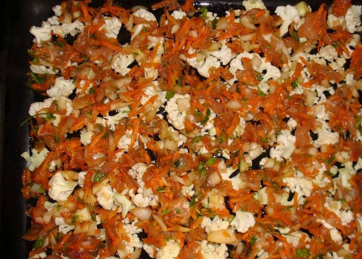 1. Этап. Цветная капуста с яйцом и помидорами: Смесь фарша и овощей равномерно распределяем по противню.