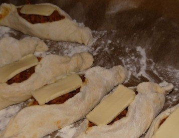 1. Этап. Свиха: На начинку можно выложить по ломтику плавленного сырка, а можно обойтись без этого шага. Отправляем противень в разогретую до 250 градусов духовку.