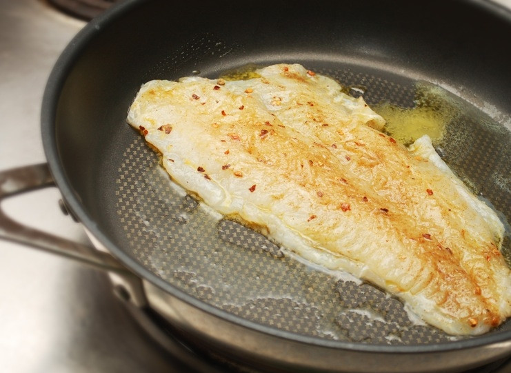 1. Этап. Филе трески на сковороде: Кладем рыбу обратно в горячую сковороду. Кладем и оставляем на 1-2 минуты. Передвигать рыбу по сковороде не нужно, иначе она не покроется корочкой.