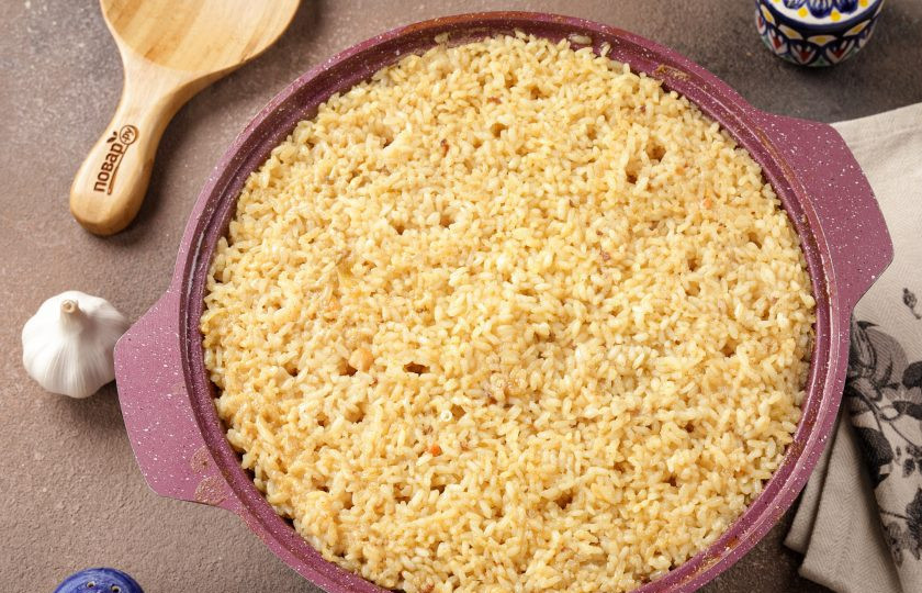 1. Этап. Плов с нутом и рисом: Жидкость должна впитаться, а рис наконец покажется.