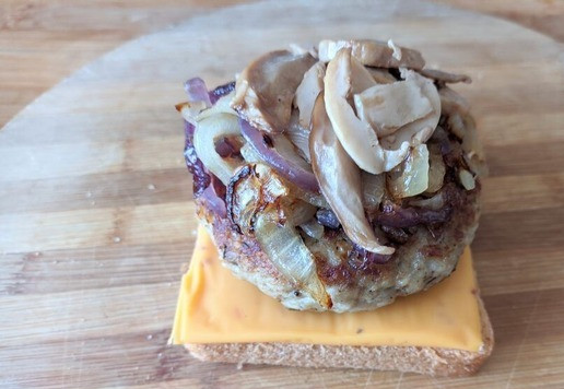 1. Этап. Сэндвич «Патти Мелт» с индейкой: На котлету кладём жареный лук и шампиньоны.