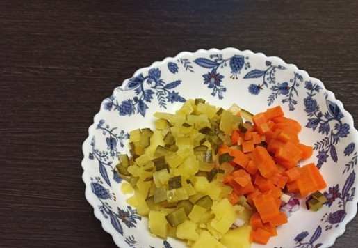 1. Этап. Овощной салат с сырно-чесночной заправкой: Морковь и маринованный огурец нарезать кубиками.