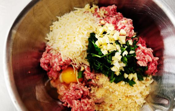 1. Этап. Спагетти с фрикадельками: Покрошить петрушку и чеснок.