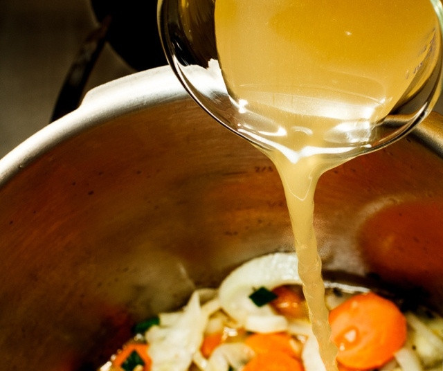 1. Этап. Морковный суп-пюре с фенхелем: Затем добавьте к овощам белое вино, доведите до кипения. После влейте в кастрюлю апельсиновый сок и бульон. Снова доведите до кипения, накройте крышкой и немного уменьшите огонь, но не сильно.