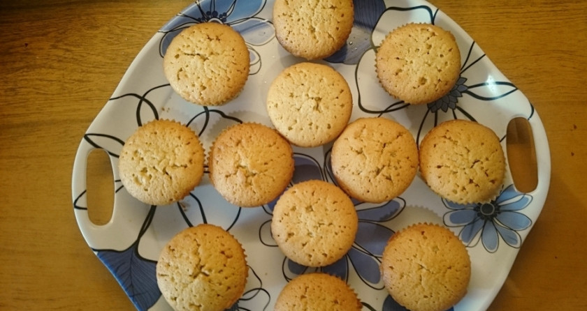 1. Этап. Новогодние капкейки Зимняя сказка: Дайте капкейкам остыть, прежде чем приступить к декорированию.