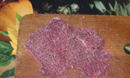 1. Этап. Говядина в майонезе: Посолим, поперчим и приправим. Оставим ненадолго полежать.