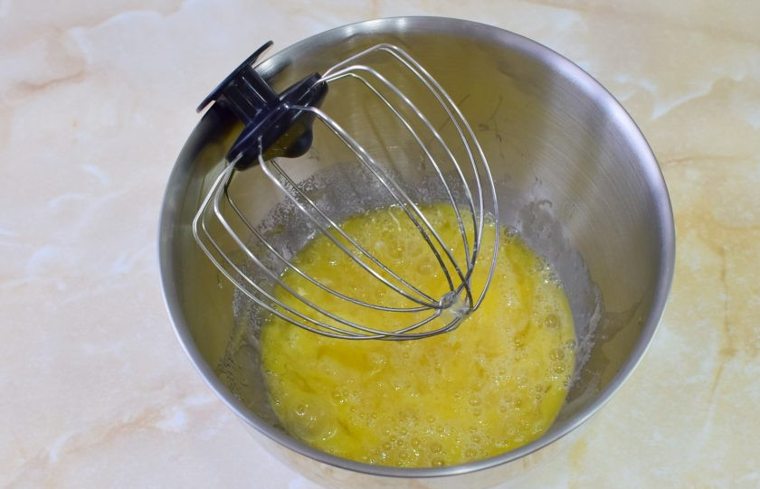 1. Этап. Малиновый муссовый торт: Для приготовления бисквита взбейте яйцо с сахаром в пышную пену.