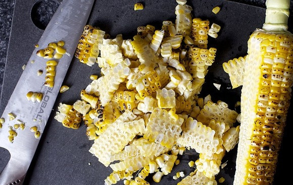 1. Этап. Блинный тортик: 3. Острым ножом аккуратно срежьте зерна с початков.