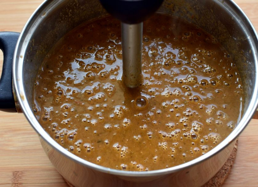 1. Этап. Томатный суп с нутом и беконом: Посолите, поперчите суп по вкусу и пробейте блендером до однородности.