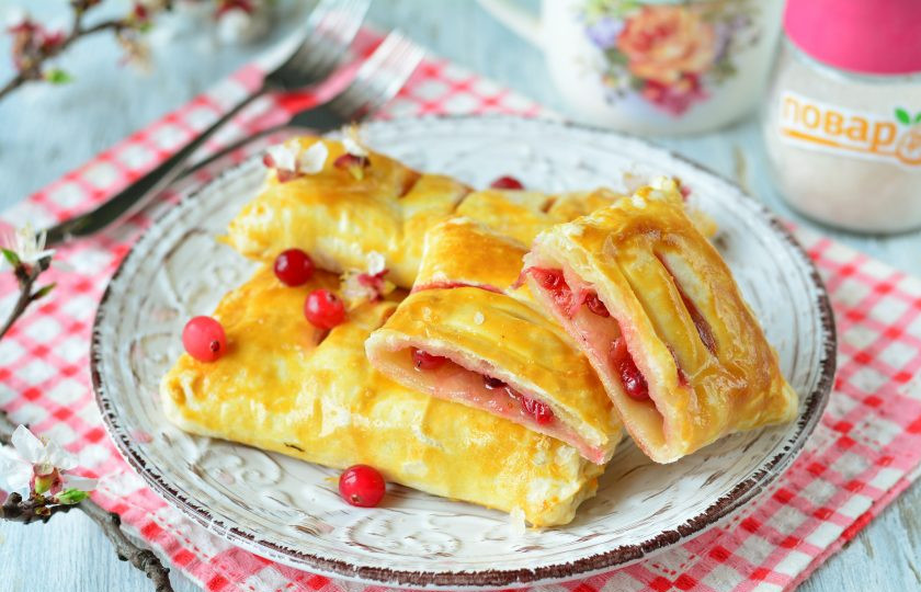 1. Этап. Слойки из слоеного теста с клюквой: Приятного аппетита!