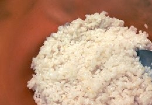 1. Этап. Запеченные тефтели: Выкладываем готовый рис в миску и остужаем.