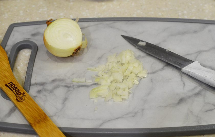 1. Этап. Печень трески по-мурмански: 3. Лук почистите и измельчите.