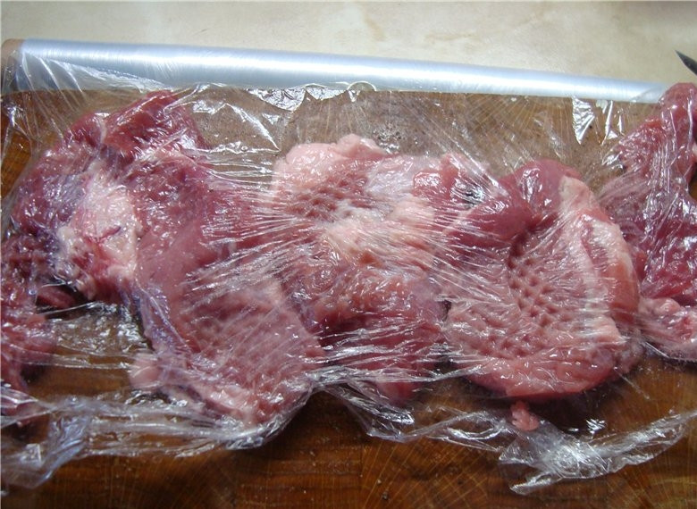 1. Этап. Шашлык по-советски: Мясо накрыть пленкой и отбить.