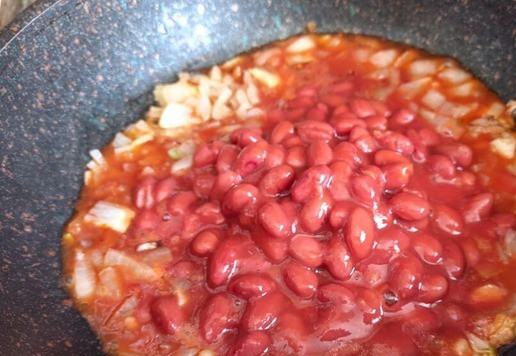 1. Этап. Быстрая похлебка из фасоли и тунца: Добавляем любую консервированную фасоль на ваш вкус, у меня - в томате, перемешиваем.